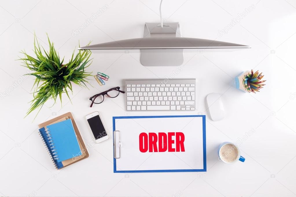 Personne prenant en photo un objet vintage sur un bureau en bois