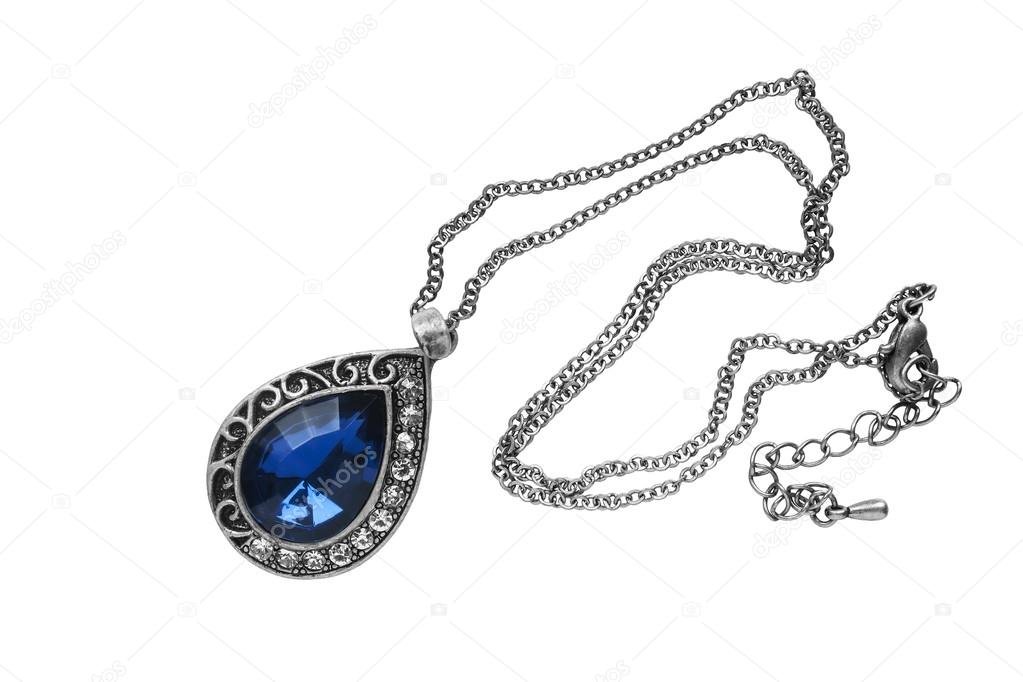 Bijoux vintage disposés sur un plateau