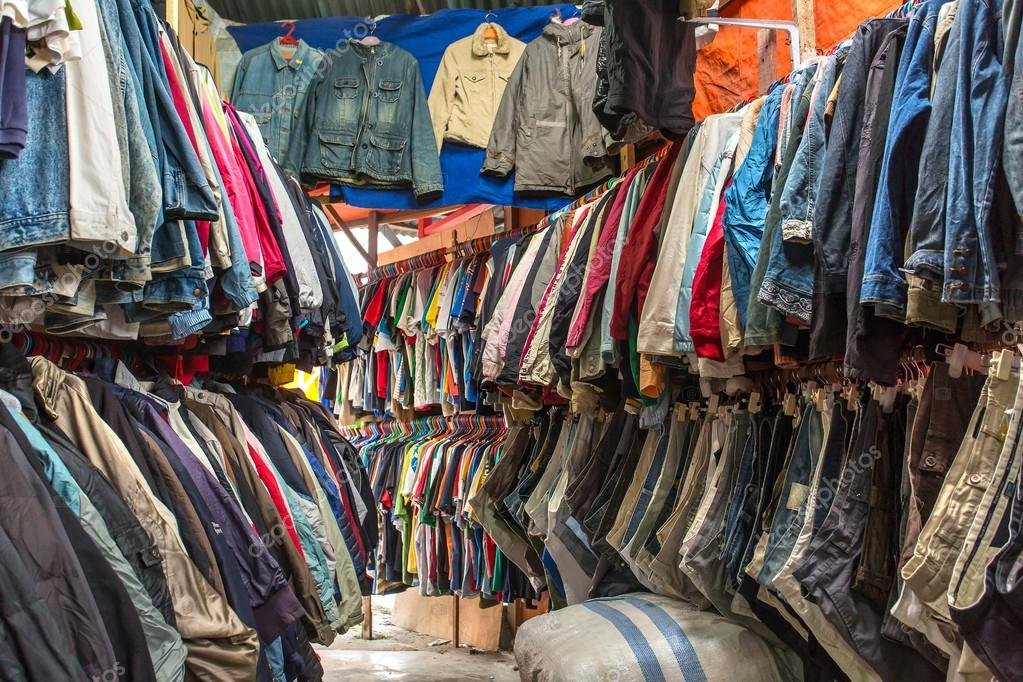 Portant de vêtements vintage disposés dans une boutique chaleureuse